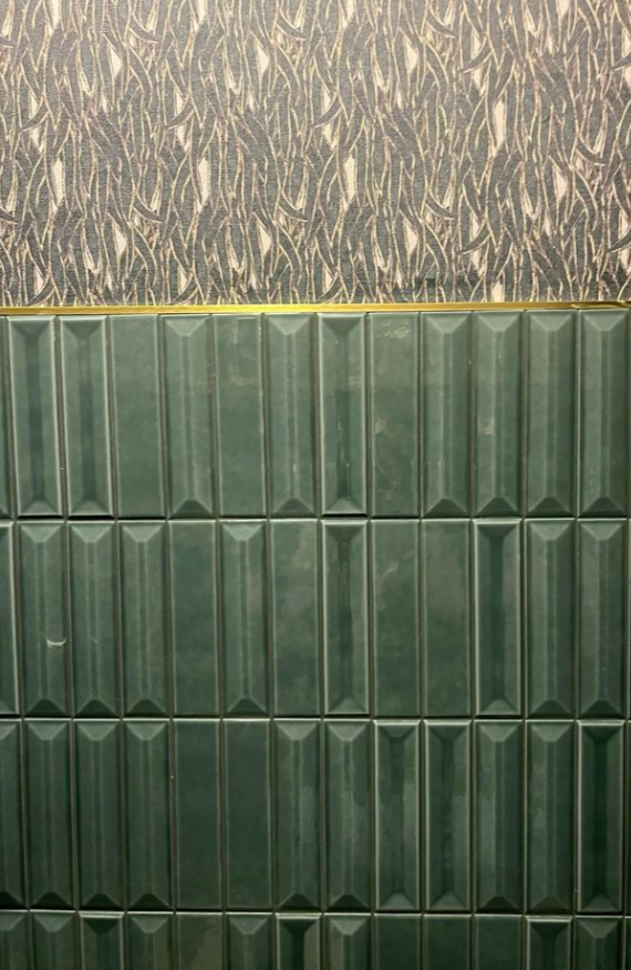 Green 3D KitKat with botanical wallpaper